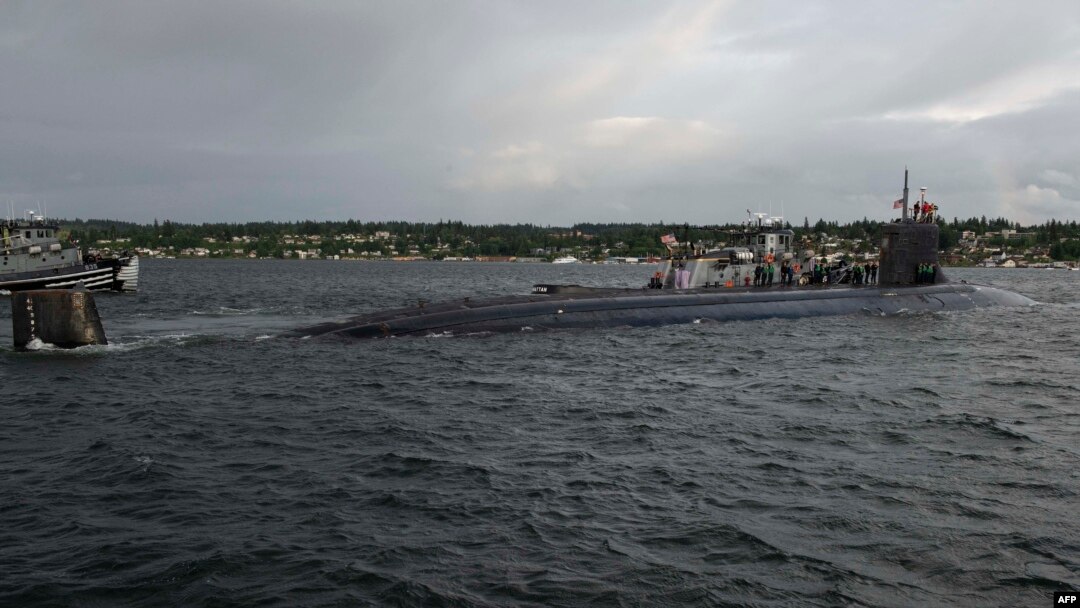 Na ovoj slici koju je objavila američka mornarica vidi se podmornica klase Seawolf USS Connecticut (SSN 22) kako polazi iz mornaričke baze Kitsap-Bremerton radi raspoređivanja u Bremerton, Washington 27. maja 2021.