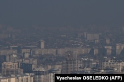 A coal-fueled smog shrouds Bishkek in the depths of winter. (file photo)
