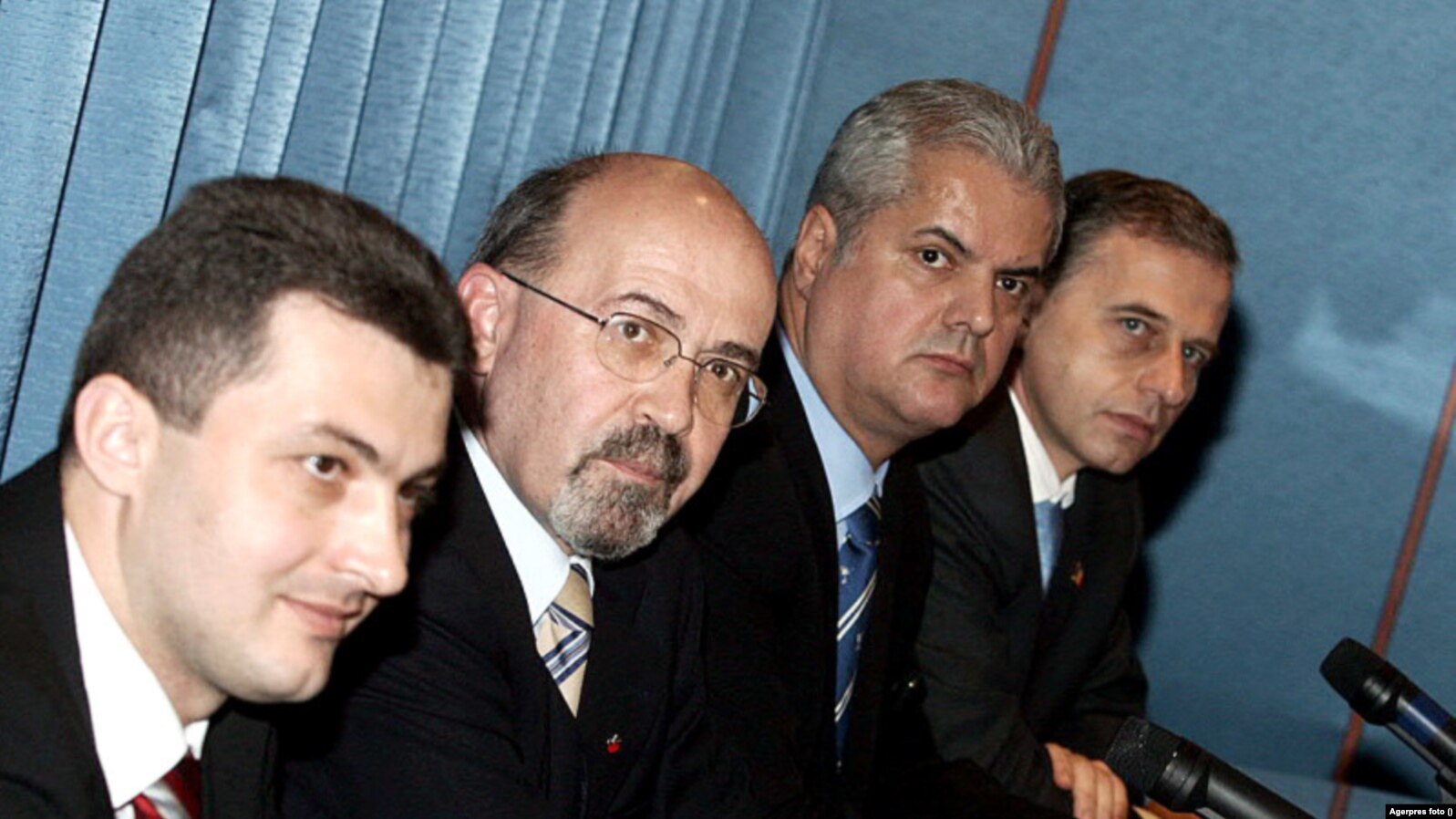 În 6 decembrie 2004, Uniunea Naționala PSD+PUR și UDMR au negociat formarea viitorului guvern. În imagine: vicepresedintele PUR, Codruș Șeres, presedintele UDMR, Marko Bela, președintele PSD Adrian Năstase și vicepreședintele PSD, Mircea Geoană.