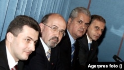 BUCURESTI, ROMANIA: Uniunea Nationala PSD+PUR si UDMR au negociat formarea viitorului guvern, 6 decembrie 2004. In imagine (de la stg.): Codrut Seres, vicepresedinte PUR, Marko Bela, presedintele UDMR, Adrian Nastase, presedintele PSD, si Mircea Geoana, vicepresedinte PSD. "STIRE PE FLUX" ROMPRES Foto/ Artur MUSTATA