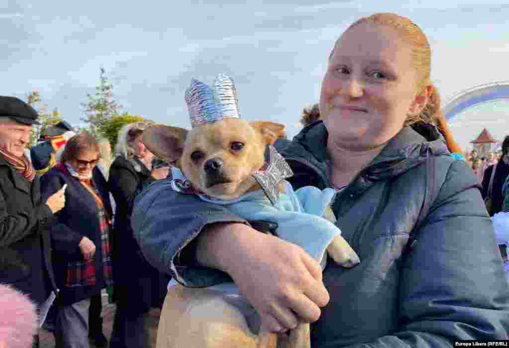 A woman brings her dog to a pet exhibition held as part of celebrations to mark the 613th anniversary of the town of Bender in Moldova&#39;s breakaway Transdniester region.&nbsp;