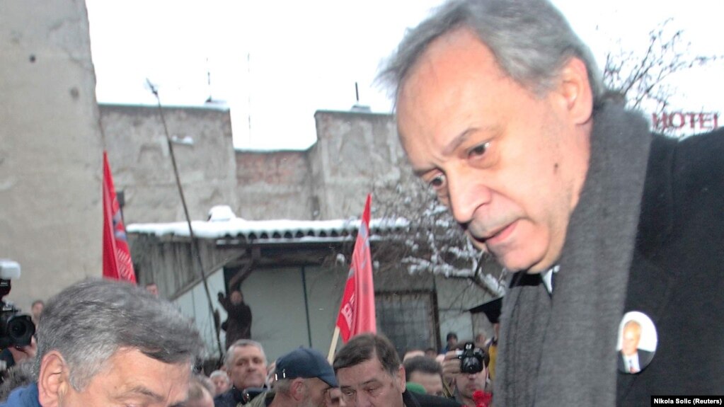 Milorad Vučelić, kao potpredsednik socijalista, na sahrani Slobodana Miloševića 15. marta 2006. godine. Milošević je umro u haškom pritvoru kao optuženik za ratne zločine, a sahranjen je u njegovom rodnom Požarevcu u Srbiji.