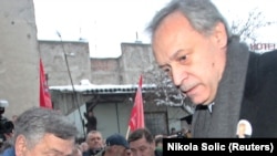 Milorad Vučelić, kao potpredsednik socijalista, na sahrani Slobodana Miloševića 15. marta 2006. godine. Milošević je umro u haškom pritvoru kao optuženik za ratne zločine, a sahranjen je u njegovom rodnom Požarevcu u Srbiji. 