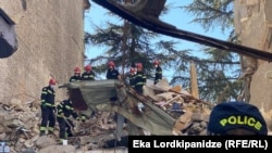 Спасувачки екипи на местото кадешто се урна зграда во Батуми, Грузија