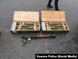 Armët e konfiskuara gjatë bastisjeve, në operacionin ku u arrestuan pesë persona të dyshuar për terrorizëm.