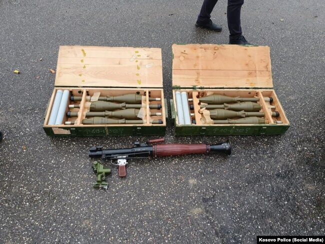Armët e konfiskuara gjatë bastisjeve, në operacionin ku u arrestuan pesë persona të dyshuar për terrorizëm.