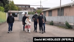 Familia fostului lider al Georgiei, aflată în vizită la închisoarea din Rustavi, unde se află închis Saakașvili.
