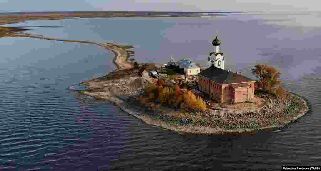 Вид на Спасо-Каменный монастырь на Кубенском озере в Вологодской области России