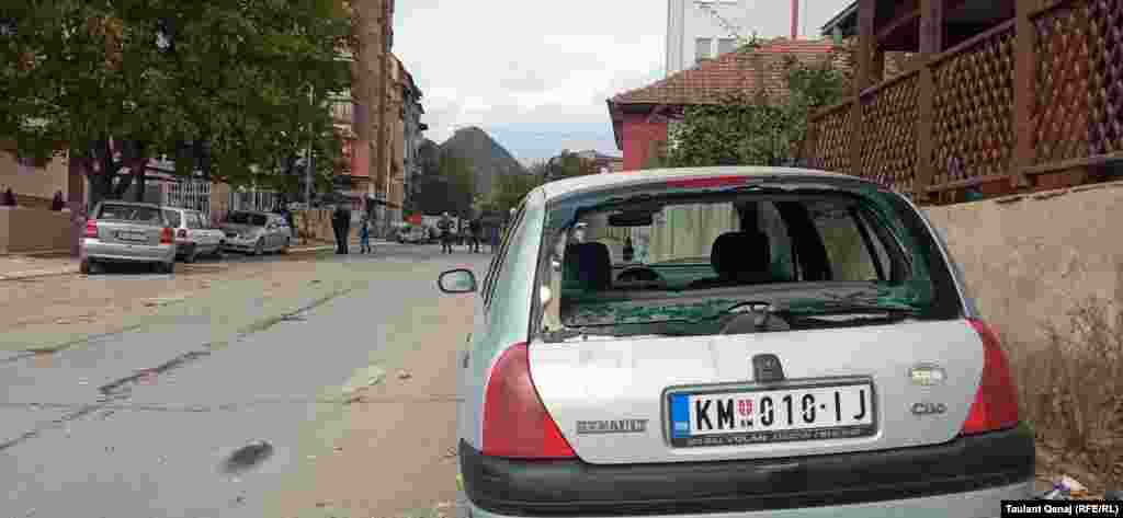 Razbijeni prozor na automobilu u Severnoj Mitrovici 13. oktobra 2021.