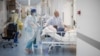 Medicinsko osoblje prevozi pacijenta oboljelog od COVID-19 u Batajnici, Beograd, Srbija, 4. oktobra 2021. godine, ilustrativna fotografija