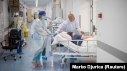 Medicinsko osoblje prevozi pacijenta oboljelog od COVID-19 u Batajnici, Beograd, Srbija, 4. oktobra 2021. godine, ilustrativna fotografija