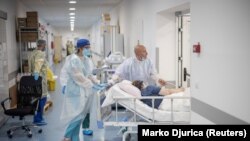 Punonjësit mjekësorë transportojnë një pacient që vuan nga sëmundja COVID-19 në spitalin e Beogradit, Serbi, 4 tetor 2021.