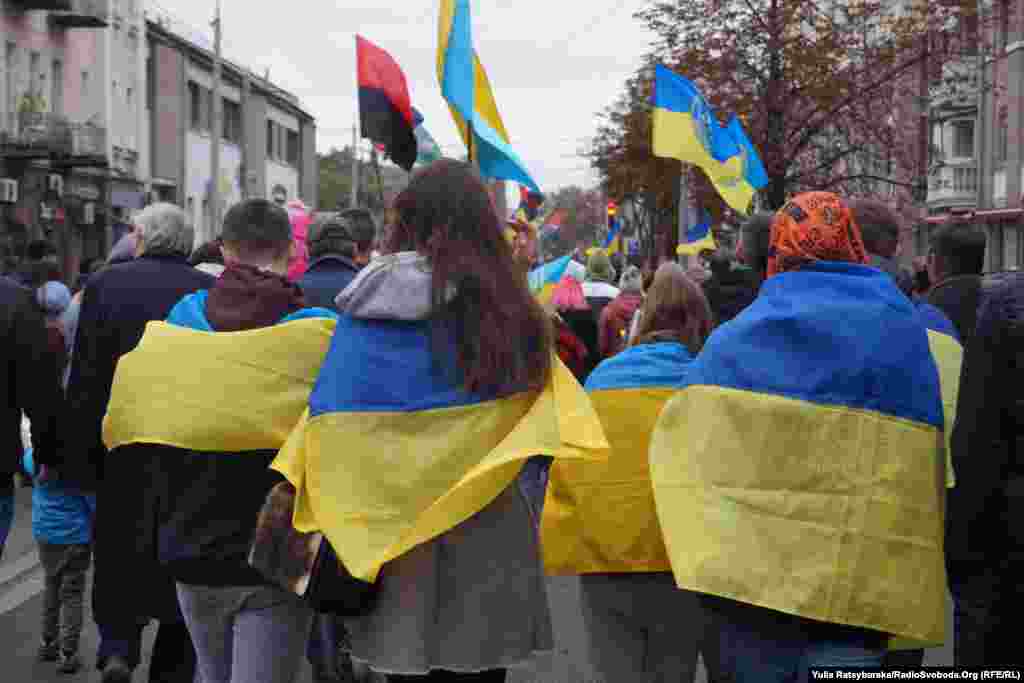 Около 300 бойцов, волонтеров, неравнодушных днепрян прошли по центру города, выкрикивая лозунги: &laquo;Слава Украине! Героям слава!&raquo;