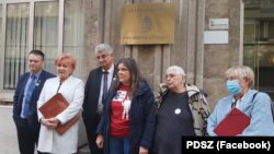 A pedagógusok szakszervezeteinek sztrájkbizottsága az első, sikertelen egyeztetés után Budapesten 2021. október 13-án