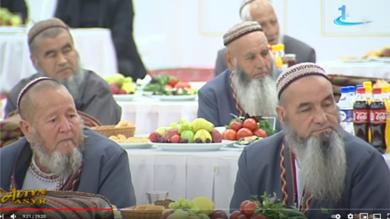 Prezident kakasyny öwüp, goşgy okaýar. MHM başga pikirlilere basyşyny güýçlendirýär