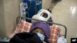 Пожилая женщина в пекинской больнице, 3 января 2023 года