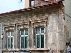 Fațadă de secolul XIX cu ferestre termopan... (Str. Berzei) București