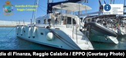 Una din anchetele finalizate de EPPO vizează un caz din Italia, în care bărci de lux cumpărate din fonduri europene pentru dezvoltarea turismului în Calabria erau, de fapt, folosite în Sicilia, unde profiturile erau mai mari. Procurorii au sechestrat bunuri în valoare de 900 000 de euro, pentru recuperarea prejudiciului.