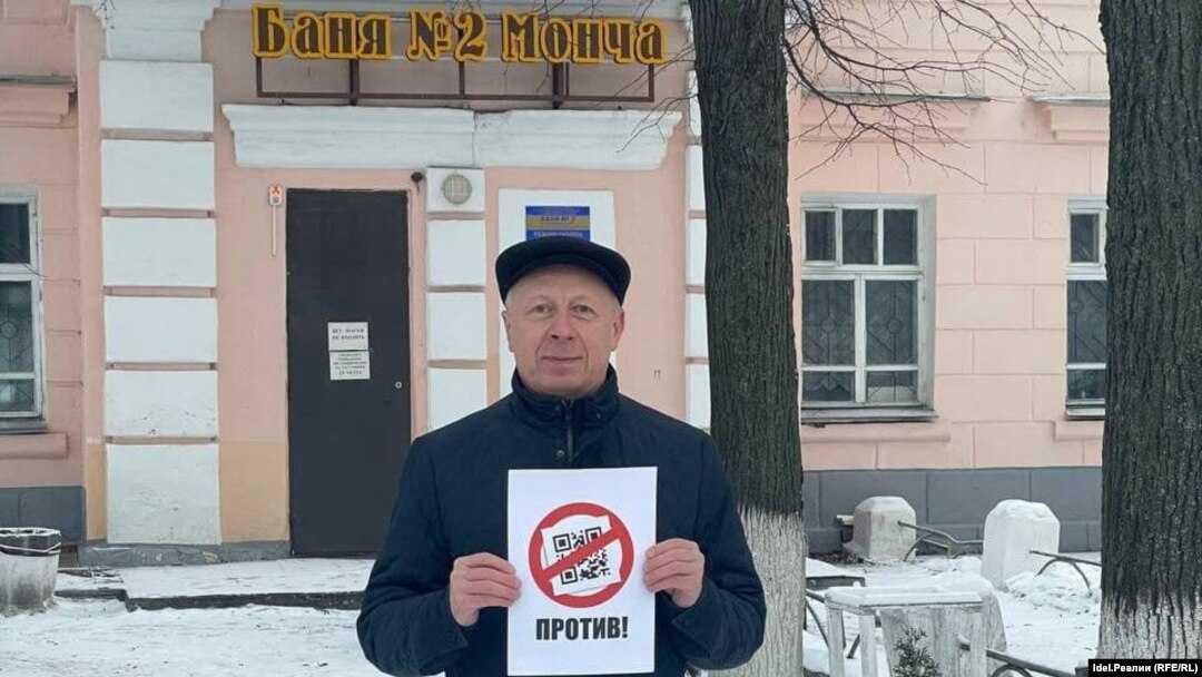 Депутат от "Справедливой России" Андрей Заболотских на пикете против введения QR-кодов, 30 ноября 2021 года