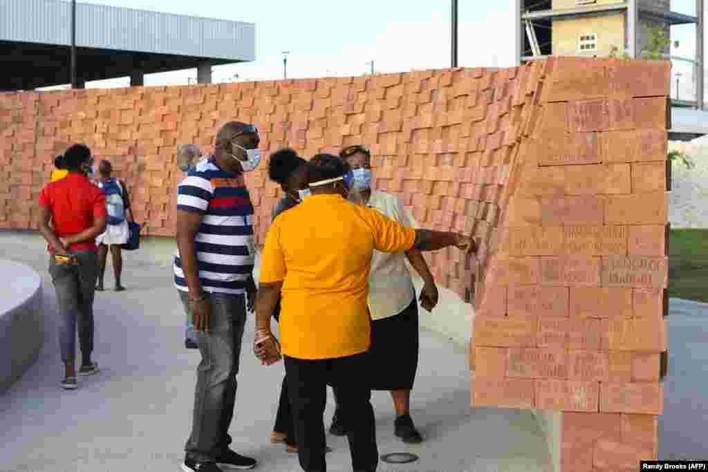 November 27-én, a köztársaság kikiáltása előtt adták át Bridgetownban a Szabadság parkban azt a falat, amibe belevésték az összes barbadosi lakos nevét