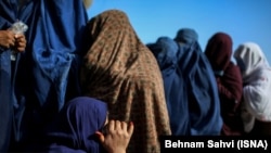 يو شمېر افغان مېرمنې چې چادرۍ يې اغوستي