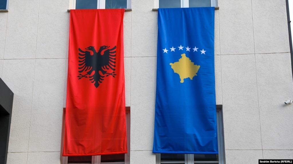 Flamuj të Shqipërisë dhe Kosovës janë vendosur në një ndërtesë në qendër të Prishtinës më 28 nëntor 2021. 