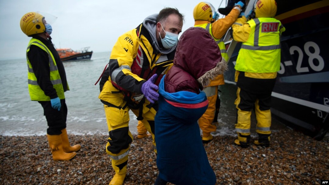 27 de persoane și-au pierdut viața încercând să ajung din Franța în Marea Britanie cu o barcă gonflabilă. Oficialii din cele două țări au dat vina unii pe alții.