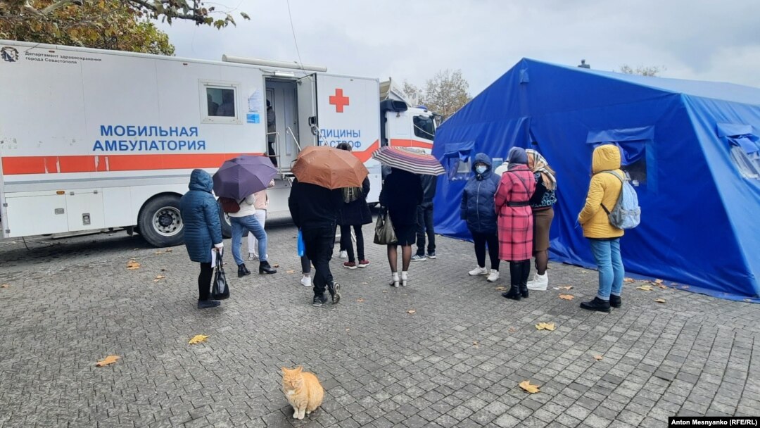 Центр вакцинации на Площади Нахимова в Севастополе