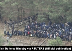 Беларускія сілавікі кантралююць мігрантаў на беларуска-польскай мяжы. 8 лістапада 2021 г.