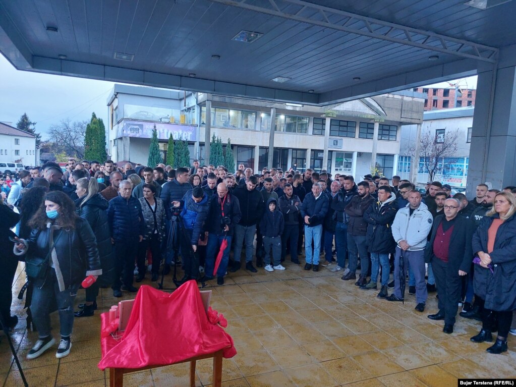 Qytetarët në Komunën e Deçanit u mblodhën më 27 nëntor për të kujtuar tri viktimat e sulmit me armë zjarri ndaj një autobusi që po bartte nxënës nga Gjakova në Deçan. 