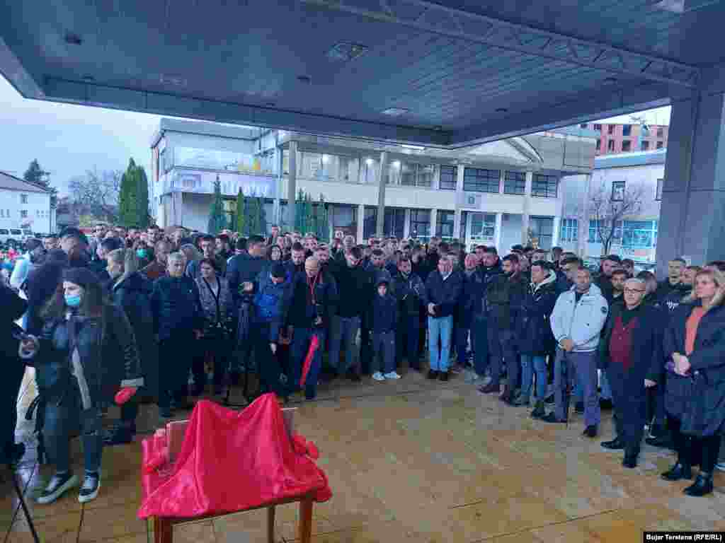 Građani opštine Dečani okupili su se 27. novembra da se prisete tri žrtve napada vatrenim oružjem na autobus koji je prevozio učenike iz Đakovice za Dečane.