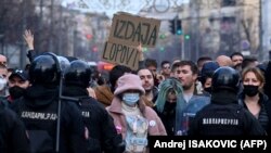 Protestat e grupeve të aktivistëve të mjedisit kundër kompanisë Rio Tinto në Lloznicë, më 27 nëntor, 2021. Disa protestues mbajnë në duar pano ku shkruhet "hajnat" dhe "tradhti".