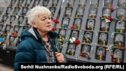 Українці несуть квіти в пам’ять Героїв Небесної сотні