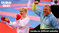   Аніта Серьогіна і її тренер Олександр Тонкошкур. Чемпіонат світу з карате. Дубай, 20 листопада 2021 року 