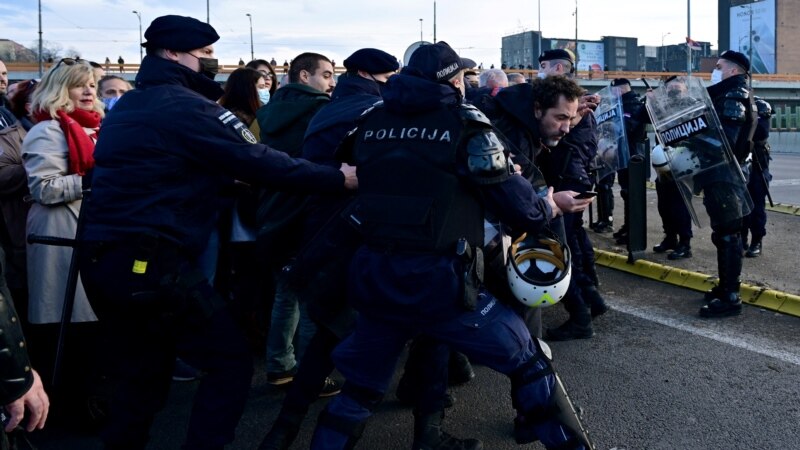 Европскиот парламент го осуди насилството врз демонстрантите во Србија