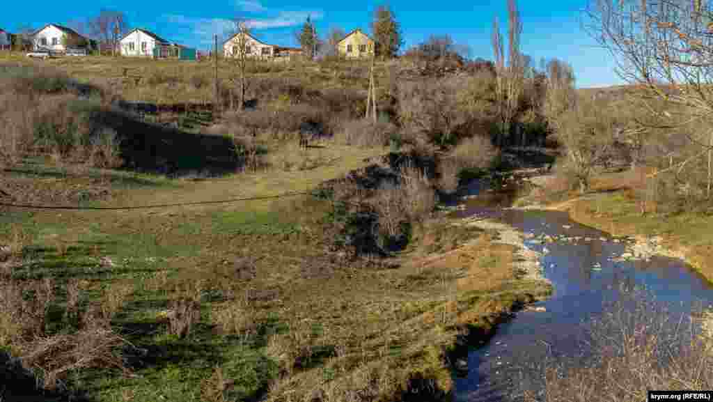 Вигляд на село Карасівка з мосту через Біюк-Карасу. Село Карасівка Білогірського району до 1948 року мало назву Карасу-Баши. Воно розташоване біля східного відрогу найбільшого за площею в Криму гірського масиву Карабі-яйла (з кримськотатарської &ndash; &laquo;пасовище чорного павука&raquo;). Неподалік від Карасівки бере початок річка Біюк-Карасу &ndash; село розташоване на її лівому березі, за 9 кілометрів від райцентру