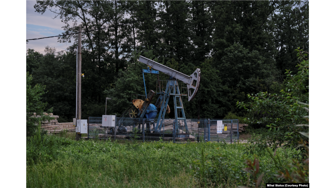 Sondă la marginea unei păduri la est de București, într-un perimetru de exploatare al Petrom, sectorul 14 Videle Est. Plăcile de beton din jurul ei provin din terasamentul altor sonde dezafectate.