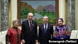 На снимката от ляво надясно са Емине Ердоган, Реджеп Ердоган, Гурбангули Бердимухамедов и съпругата му Огулгерек Бердимухамедова, която никога досега не се е появявала на снимка