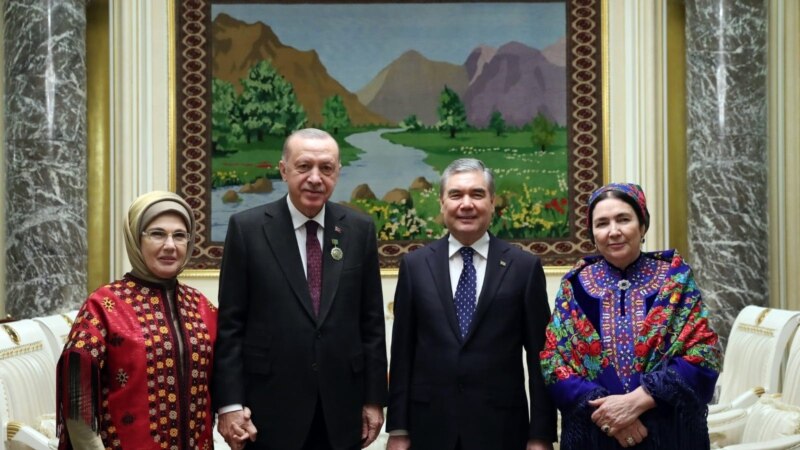 Матери президента Туркменистана присвоили звание "заслуженной ковровщицы"