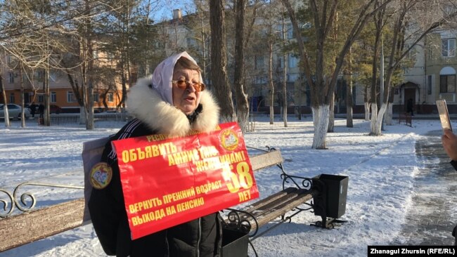 Жительница Актобе Ольга Смирнова проводит одиночный пикет с требованием снизить возраст выхода на пенсию для женщин, 27 ноября 2021 года