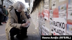 Aktivistkinja Aida Ćorović, na Platou Milana Mladenovića, u centru Beograda, na protestu zbog novog grafita (murala) koji slavi osuđenog ratnog zločinca Ratka Mladića, 25. novembar 2021.