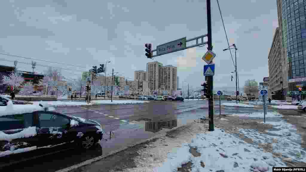 Snijeg u utorak nije značajno poremetio odvijanje saobraćaja u glavnom gradu Bosne i Hercegovine.