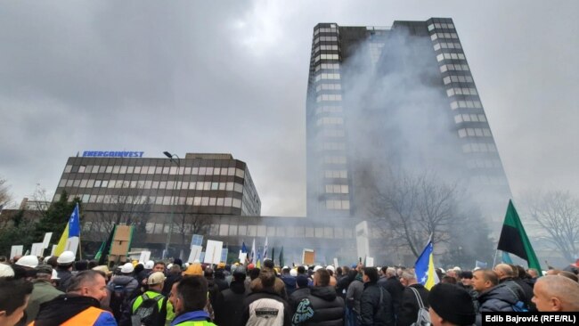 Zapaljene baklje na protestu rudara u Sarajevu (23. novembar 2021.)