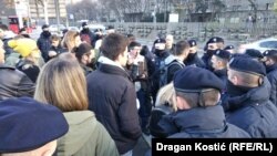 Demontranti 27. novembra organizovali jednosatne blokade puteva u nekoliko gradova u Srbiji tokom kojih je došlo i do incidenata i guranja sa policijom, koja je uhapsila nekoliko osoba (Foto: Protest na mostu Gazela u Beogradu, 27. novembra 2021)