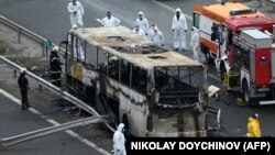 Останките от изгорелия автобус на автомагистрала "Струма"