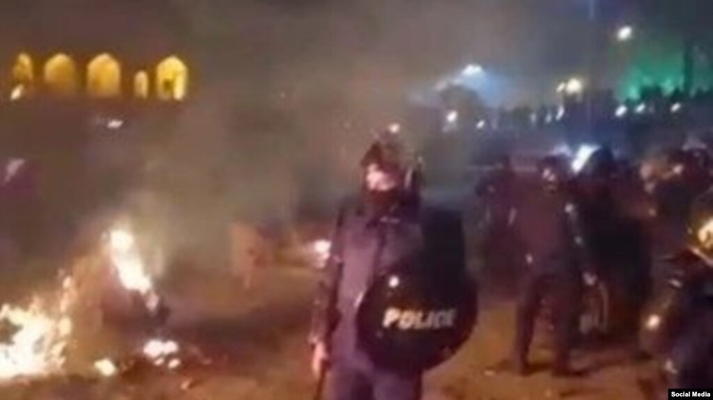 نمایی از ویدئوی حمله پلیس به چادرهای کشاورزان