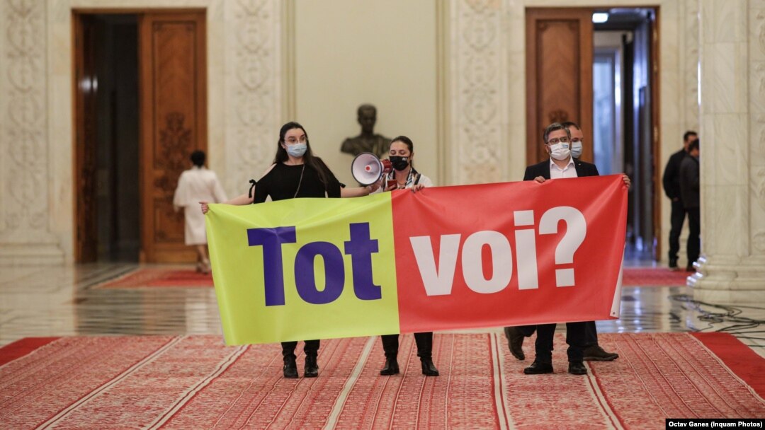 Imagini de la un protest din Parlament după formarea Coaliției de guvernare PNL - PSD - UDMR. 