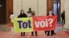 Doi reprezentanți ai unor ONG-uri protestează în holul Parlamentului României. În ultimii ani, din ce în ce mai mulți reprezentanți ai societății civile au criticat acțiunile politicienilor români.