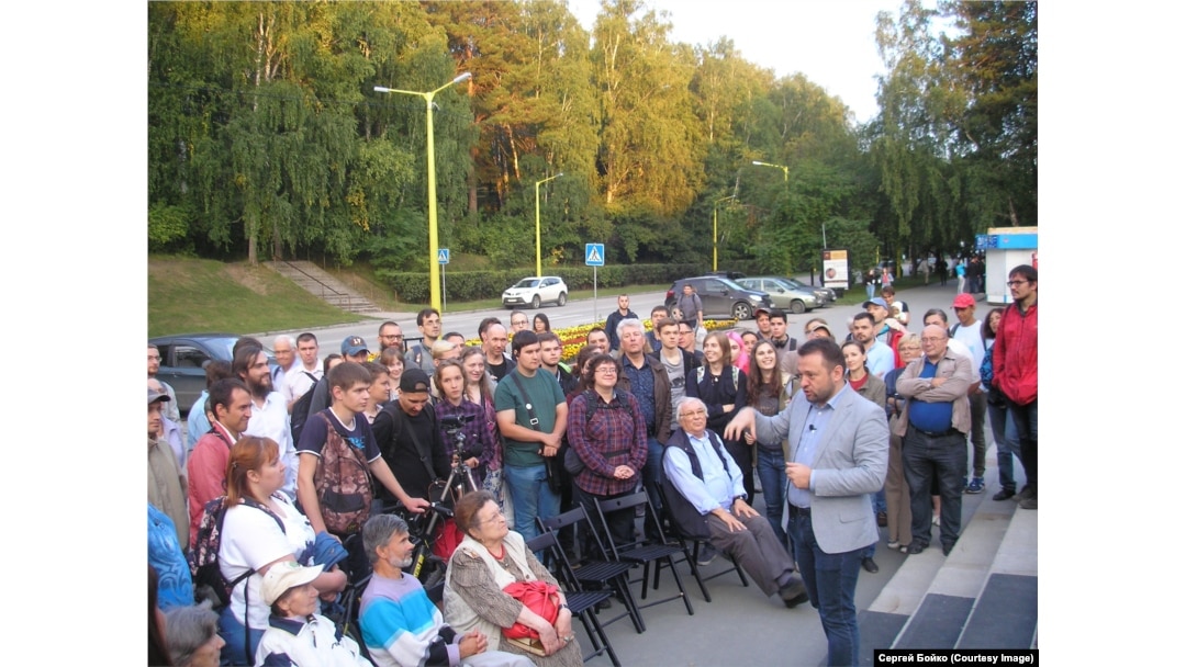 Sergei Boiko meets with Novosibirsk voters in 2020.