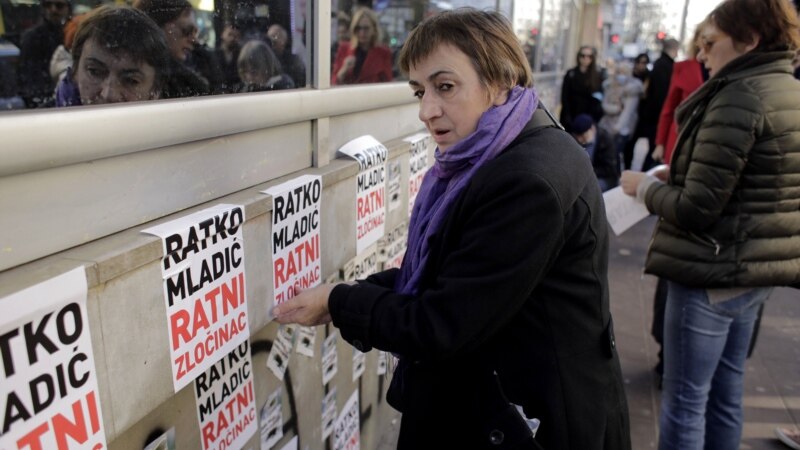 Aktivistët mbulojnë grafitin e Mlladiqit në Beograd 